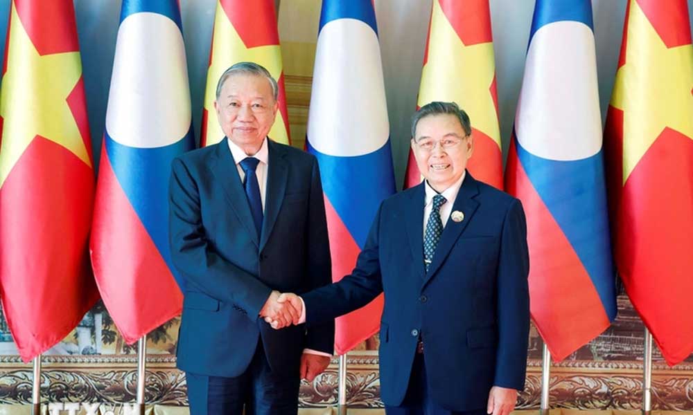 Party leader meets Lao NA Chairman in Vientiane